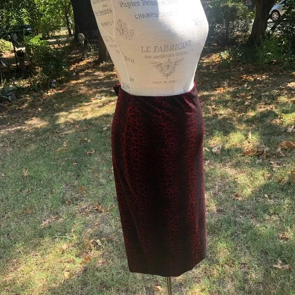 Vince Camuto Red Leopard Velvet Skirt Medium M - Picture 2 of 10